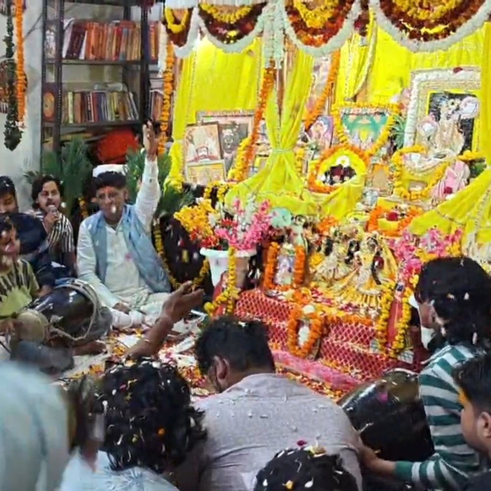 मथुरा में फाग महोत्सव का आयोजन:किशोर कुंज में फूलों की होली बनी आकर्षण का केंद्र