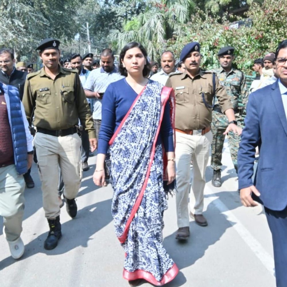 बक्सर में DM साहिला का सख्त निरीक्षण:अतिथि गृह रोड नो-व्हीकल जोन, जाम पर कार्रवाई के निर्देश, रामरेखा घाट पर 15 दिन में पार्किंग