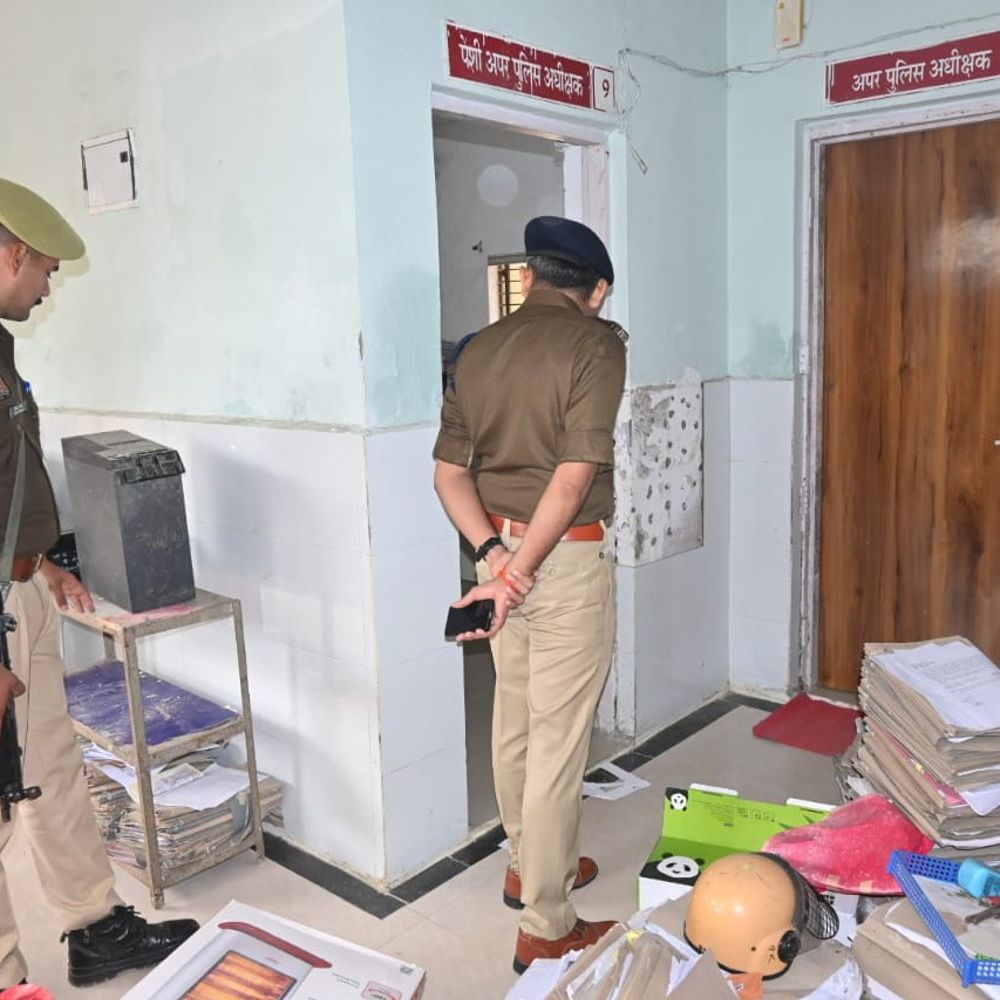 महराजगंज कार्यालय का पुलिस अधीक्षक ने औचक निरीक्षण किया:अभिलेख व्यवस्था सुदृढ़ करने के दिए निर्देश, सुरक्षा का भी जायजा लिया