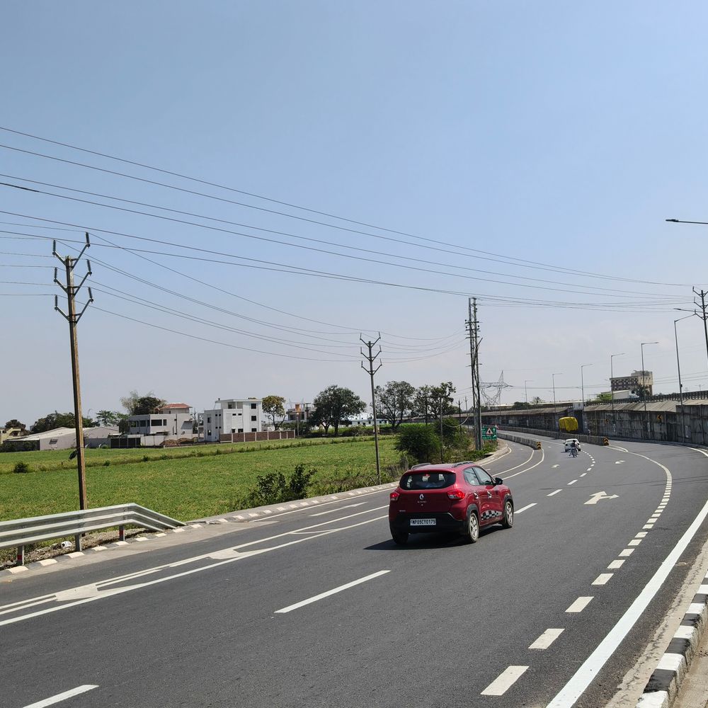 NH-47 पर नियम दरकिनार कर लगे घटिया खंभे:हरदा में अंडरग्राउंड केबल खराब, 18 जगह हाईवे के ऊपर से गुजारे तार