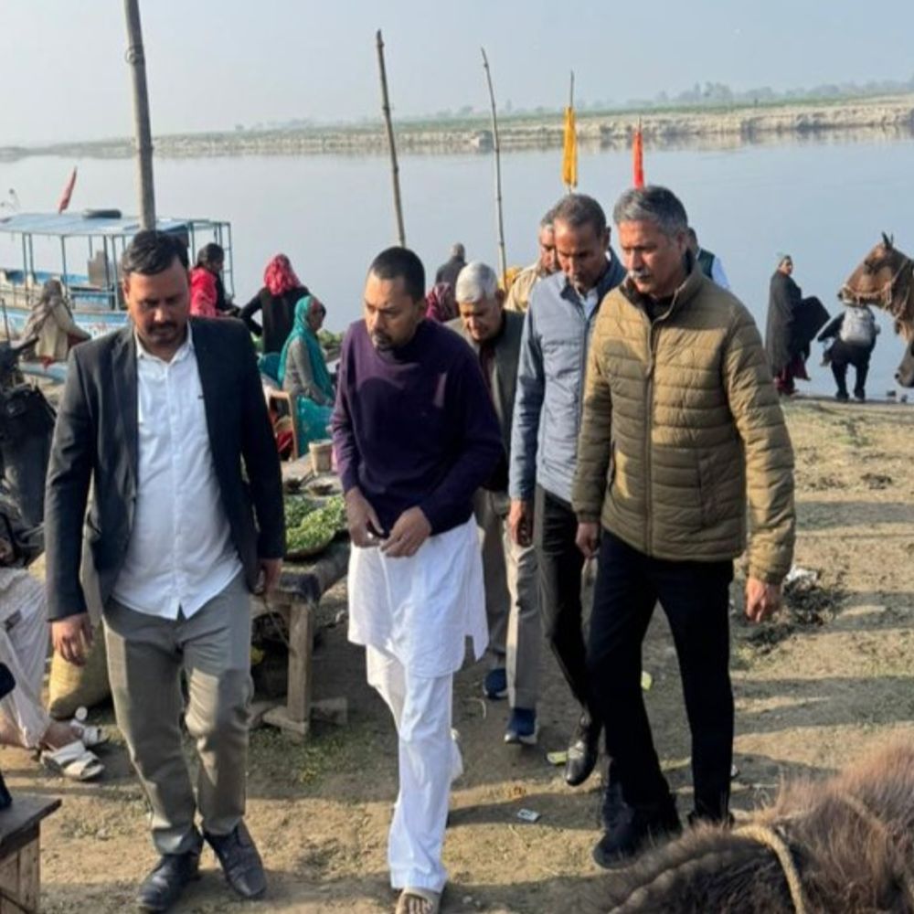 वृंदावन में घूमते नजर आए बिहार CM के बेटे:बिना VIP प्रोटोकॉल के सड़क पर निकले, E रिक्शा से किया सफर,यमुना को किया प्रणाम