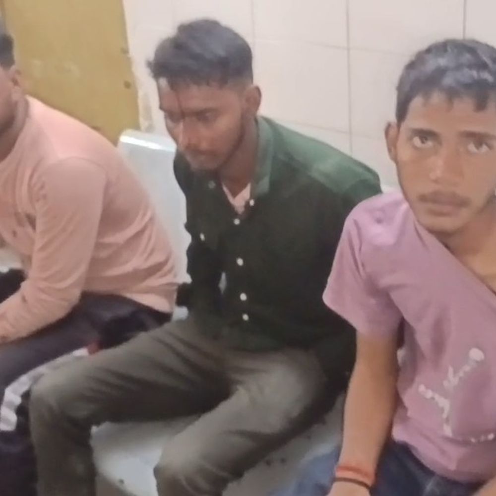 एटा में बाइक सीढ़ियों पर चढ़ाने को लेकर विवाद:जमकर लाठी-डंडे चले, चार घायल; पुलिस ने सभी का मेडिकल कराया