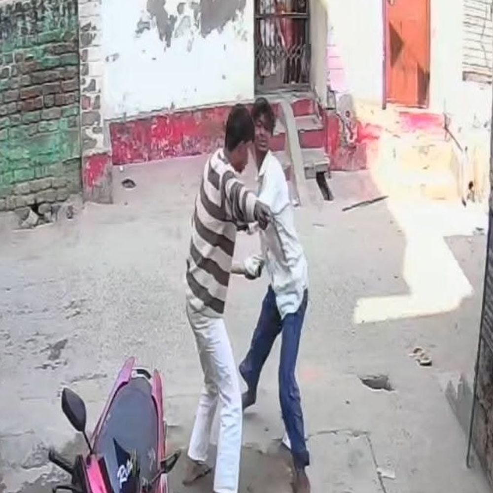 गोपालगंज में ईंट-पत्थर से हमला, वीडियो वायरल:दिव्यांग पीड़ित ने नगर थाना में न्याय की लगाई गुहार, पड़ोसी पर लगाया आरोप