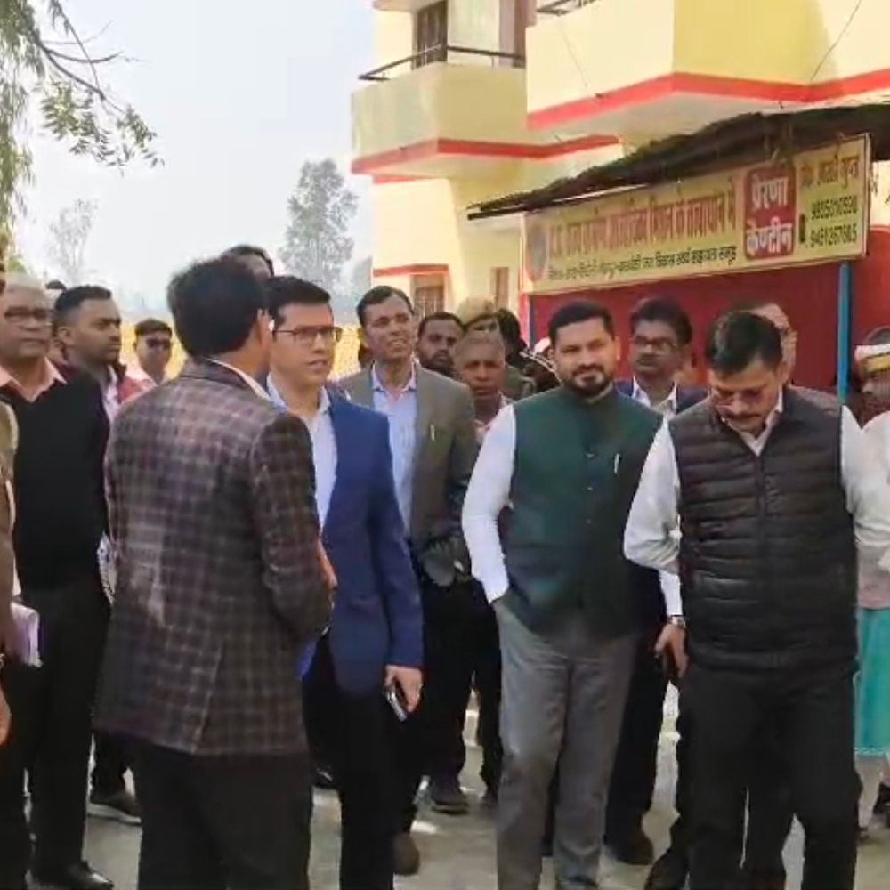 मंडलायुक्त राजेश कुमार ने सिरौलीगौसपुर का निरीक्षण किया:ब्लॉक व तहसील की प्रशासनिक व्यवस्थाओं का जायजा लिया