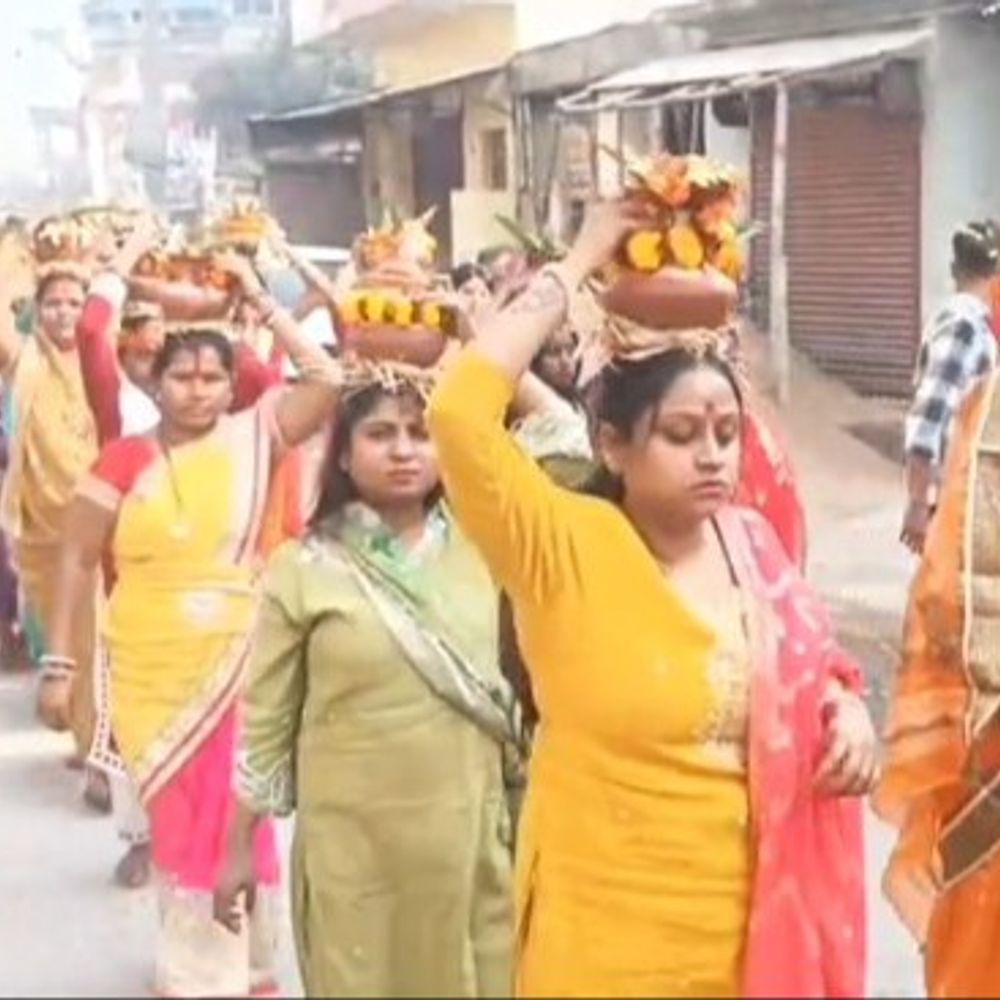 पूर्णिया में महाशिवरात्रि पर निकली भव्य कलश यात्रा:सिर पर कलश लेकर मंगल गायन करती दिखी महिलाएं-कन्या, ‘हर-हर महादेव’ से गूंजी सड़कें