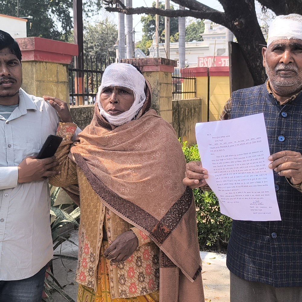 कुत्ते को मारने पर विवाद, दंपति से मारपीट:मैनपुरी के भोगांव में घर में घुसकर हमला, पत्नी गंभीर घायल