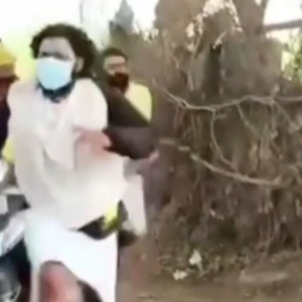 स्कूटी चलाते दिखे संत प्रेमानंद महाराज:आश्रम से गए यमुना तट,खेतों में कार्य कर रहे किसानों ने संत की स्कूटी चलाने के दौरान बनाई वीडियो