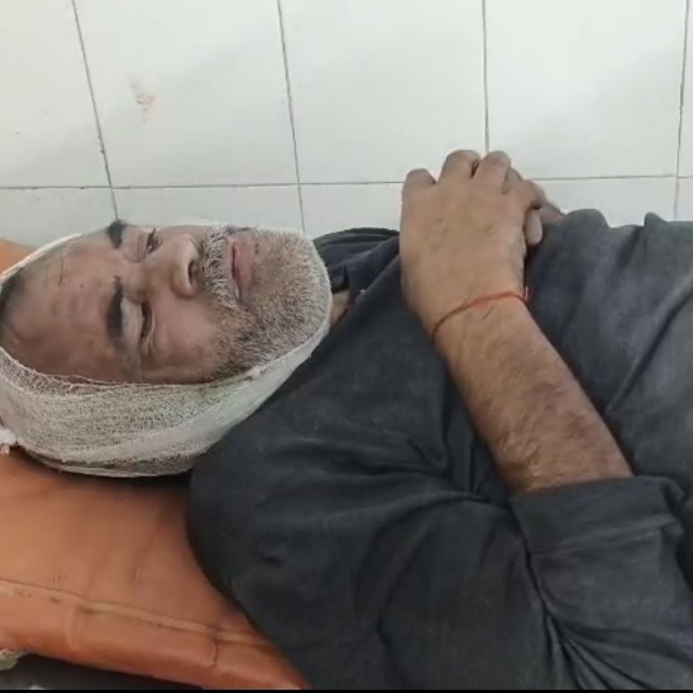 मड़ावरा में 10 फीट ऊंची छत से गिरा व्यक्ति:साबुन के झाग पर पैर फिसलने से गंभीर रूप से घायल, मेडिकल कॉलेज रेफर