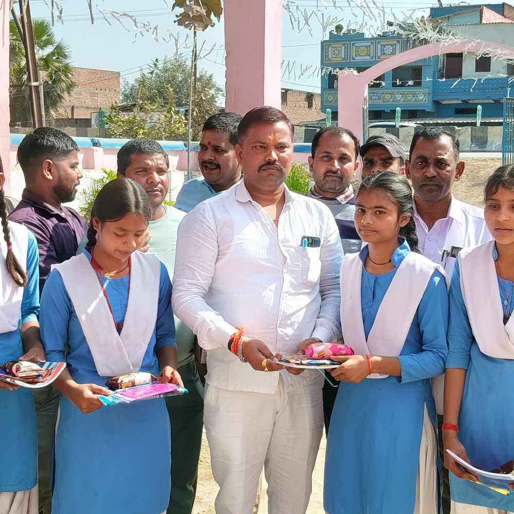 नालंदा में बर्थ-डे पर न केक कटा, न पार्टी की:जन्मदिन पर 350 बच्चों को ‘कॉपी-किताब’ बांटी, अबीर-गुलाल गिफ्ट में दिए