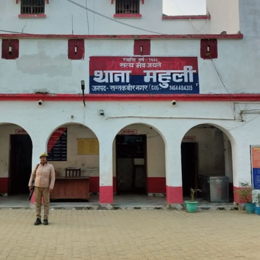 संतकबीरनगर में किशोरी से सामूहिक दुष्कर्म, आरोपी फरार:खेत में चारा काटने गई थी, घर पहुंची तो सुनाई आपबीती; मां की तहरीर पर केस दर्ज