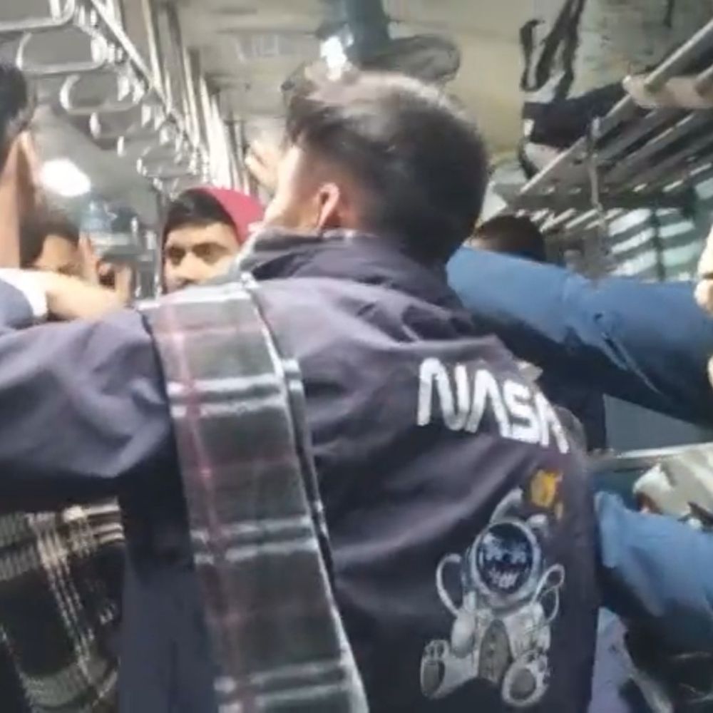 नरकटियागंज जा रहे मैट्रिक छात्रों में ट्रेन में झड़प:वीडियो वायरल, यात्रियों ने छुड़ाया, प्रशासन की नहीं की वीडियो की पुष्टि