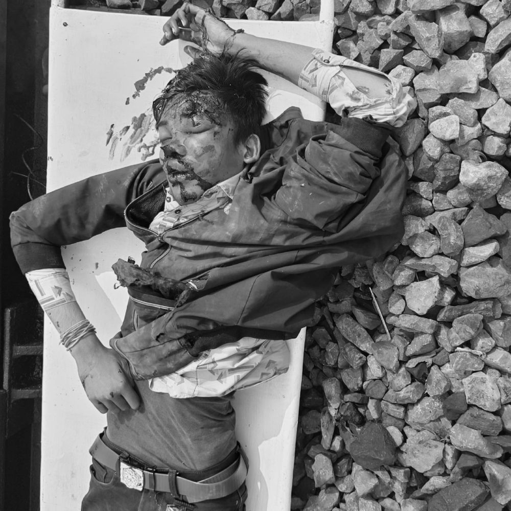 बैतूल में अज्ञात युवक की ट्रेन से गिरकर मौत:पटरियों के बीच मिला शव; बैग और टूटा मोबाइल मिला, शिनाख्त में जुटी पुलिस