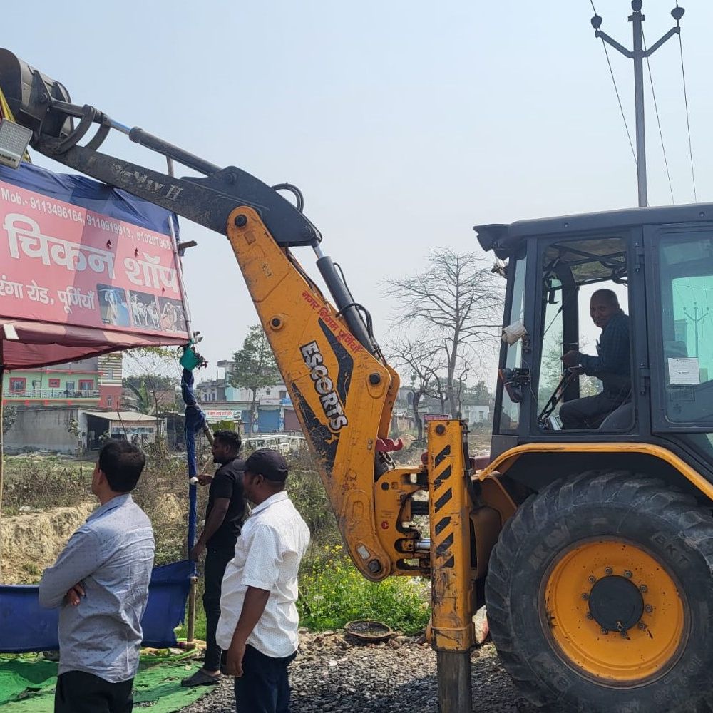 पूर्णिया में मांस दुकानों पर नगर निगम की बड़ी कार्रवाई:खुले में मांस बेचा जा रहा था, निगम के एक्शन पर सामान छोड़ भाग निकले दुकानदार