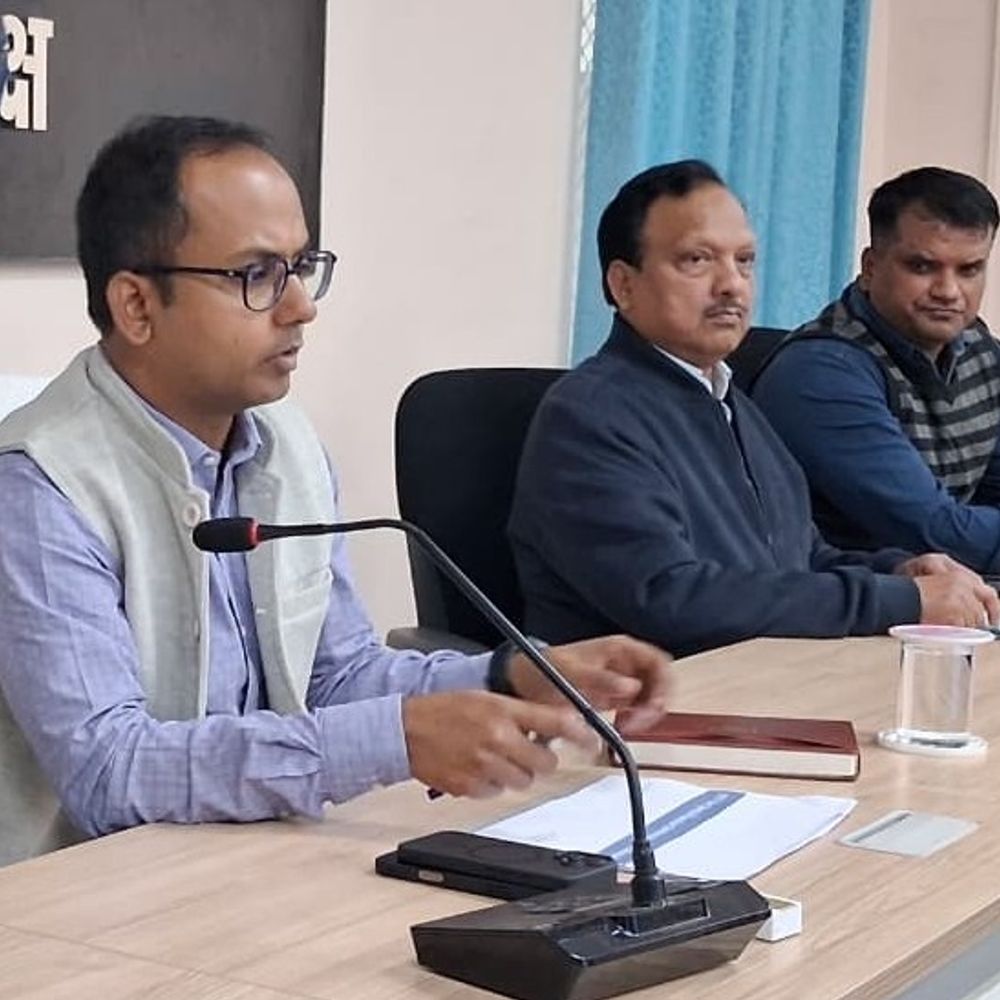 नवादा में जिला पदाधिकारी ने की मासिक समीक्षा बैठक:न्यायिक मामलों की समीक्षा की गई, समय पर निपटारे का निर्देश