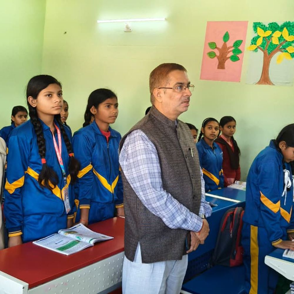 सोनभद्र में जिलाधिकारी ने विद्यालयों का निरीक्षण किया:पठन-पाठन और गुणवत्तापूर्ण शिक्षा पर दिया जोर