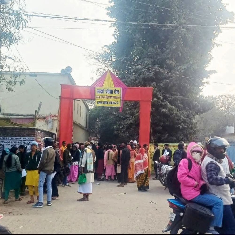 नवादा में इंटरमीडिएट परीक्षा शुरू:जिले में बने 30 केंद्र, 9:30 बजे तक छात्रों को मिला प्रवेश