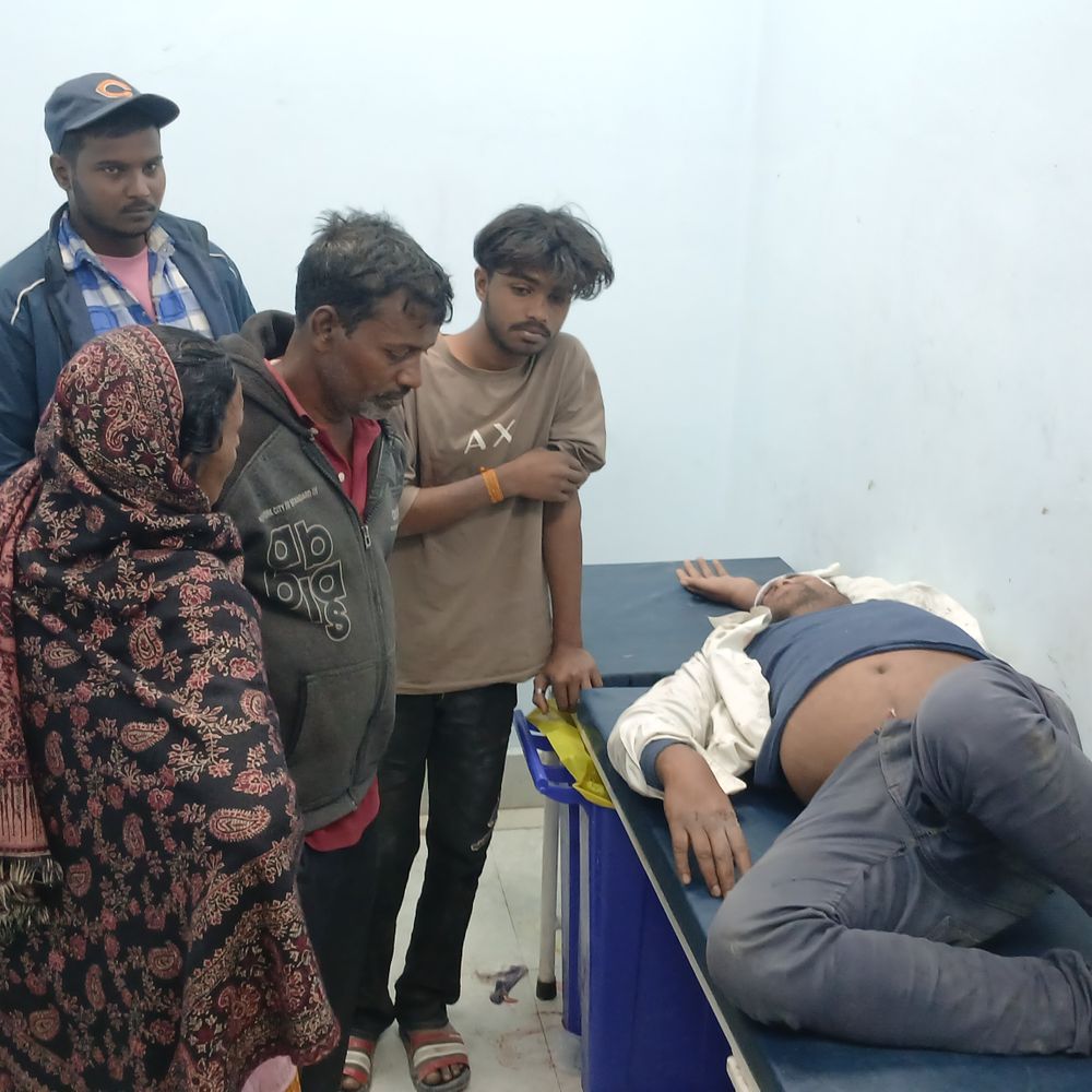 गोपालगंज में 2 बाइकों के बीच टक्कर:खेत देखकर लौटते समय हादसा, एक मोटरसाइकल पर सवार 2 युवक घायल