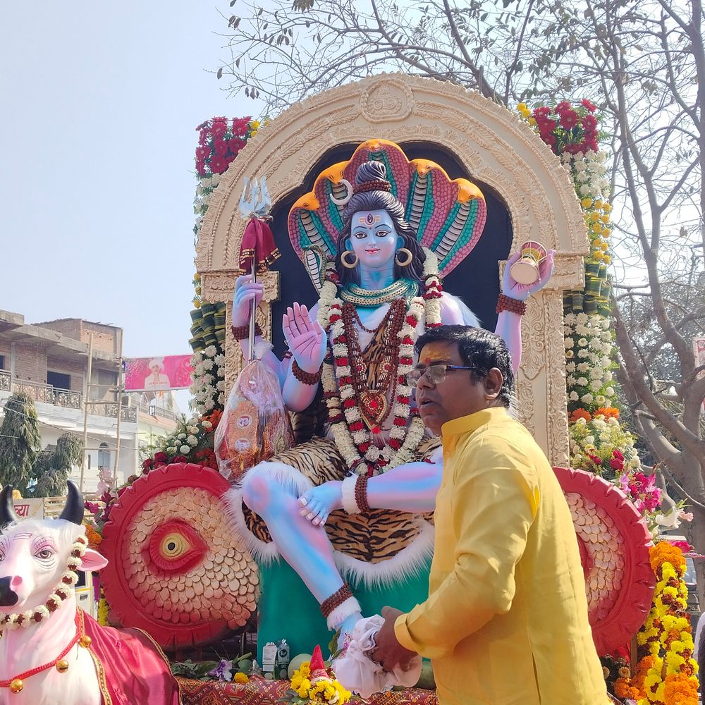 बक्सर में महाशिवरात्रि पर निकली भव्य शिव बारात:40 ऊंट, हाथी और 12 डीजे के साथ भूत-प्रेत भी हुए शामिल; 12 डीजे और हजारों श्रद्धालुओं की भीड़