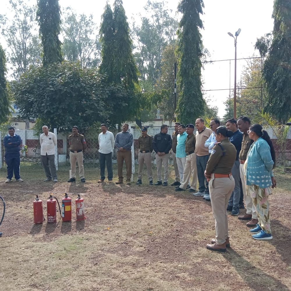 शाजापुर पुलिस ने सीखी आग बुझाने की तकनीक:एसपी ऑफिस में हुआ फायर सेफ्टी डेमो; पुलिसकर्मियों ने खुद चलाए अग्निशमन यंत्र