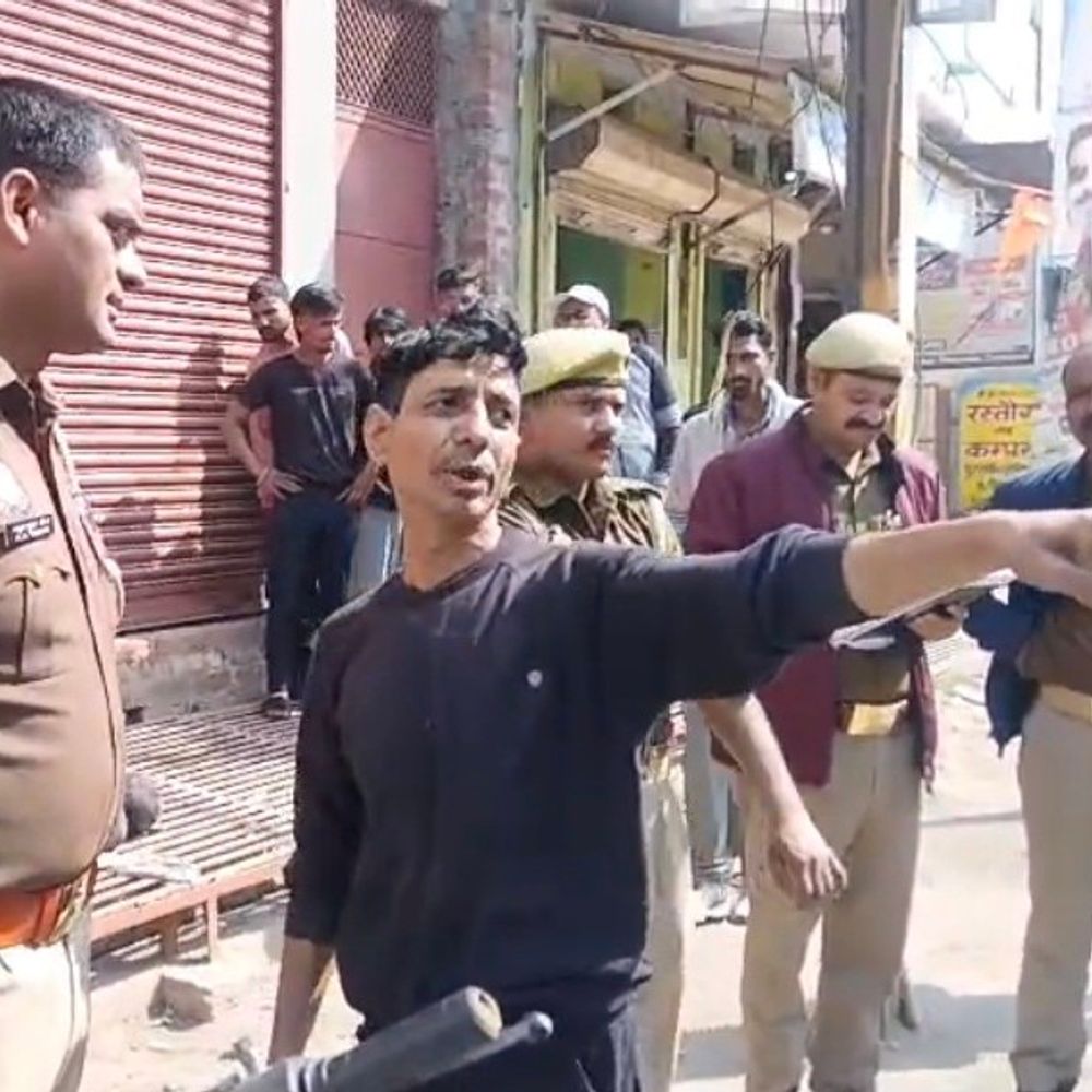 चंदौसी थाने के पास भिखारी का शव मिला:नाले के लोहे के जाल पर पड़ा था, ठंड से शरीर अकड़ा