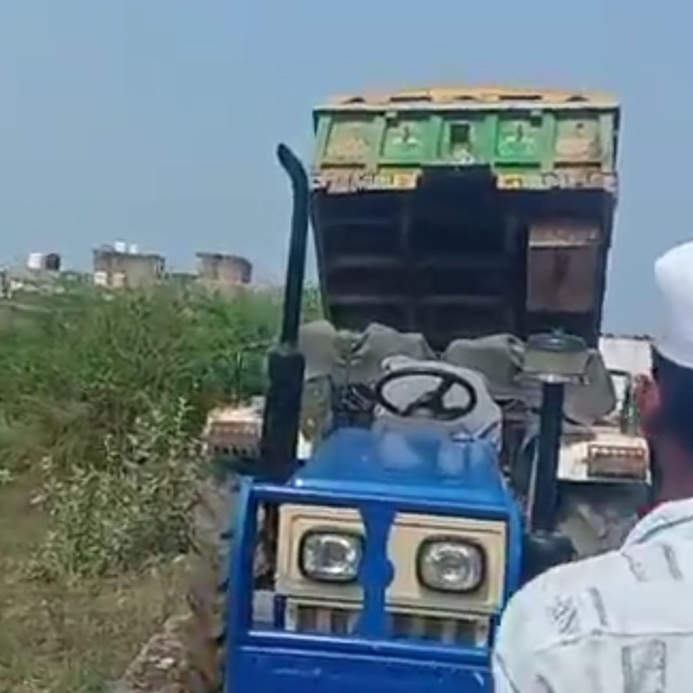 श्योपुर में अवैध पत्थर ले जी रही ट्रैक्टर-ट्रॉली जब्त:बड़ौदा रोड पर सड़क पर पत्थर खाली कर ड्राइवर मौके से भागा