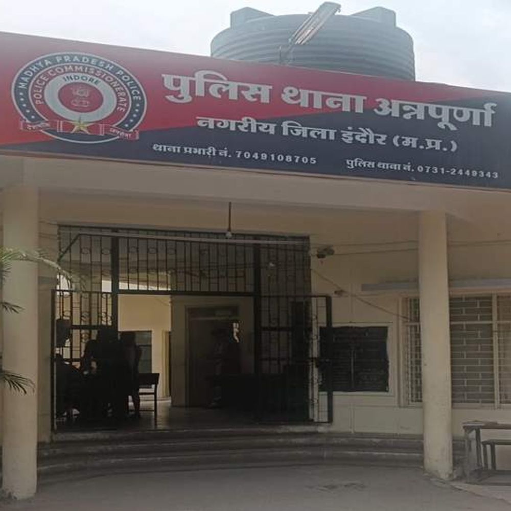 इंदौर में दो मामलों ने बढ़ाई चिंता, पुलिस की कार्रवाई:दो अलग-अलग मामलों में छेड़छाड़, कोचिंग टीचर और पुजारी पर एफआईआर