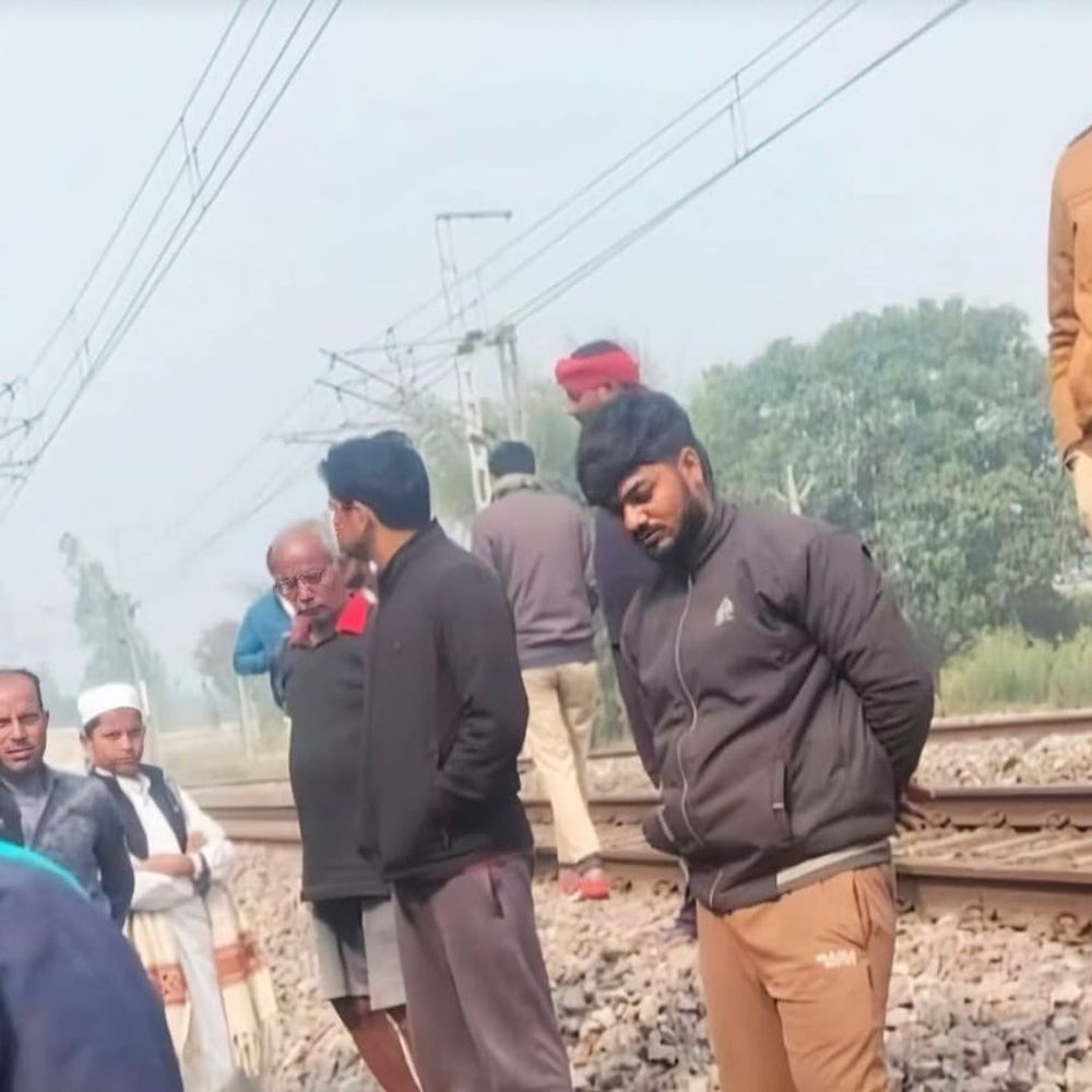 बस्ती में पटरी पर लेटकर बुजुर्ग ने दी जान:लोको पायलट ने सीटी बजाकर हटने का संकेत दिया, बभनान में 45 मिनट रुकी पैसेंजर ट्रेन