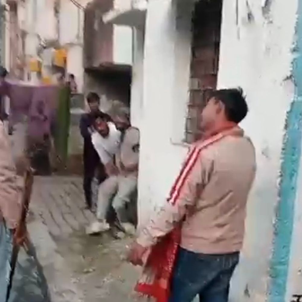 बिजनौर में दो पक्षों में मारपीट, लाठी-डंडे चले, VIDEO:लोहे की रॉड से भी हमला, गंभीर हालत में युवक भर्ती