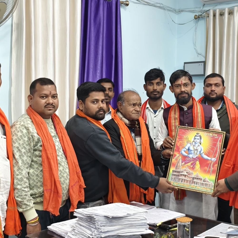 विश्व हिंदू युवा वाहिनी ने एसडीओ का स्वागत किया:पूर्णिया सदर में नवनियुक्त अभिनंदन, भगवा वस्त्र पहनाकर पुष्प भेंट किया