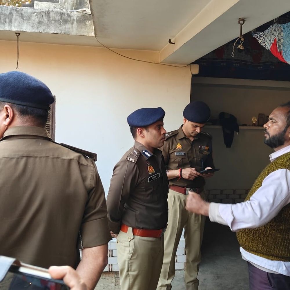 हरदोई में डकैती स्थल का आईजी ने किया निरीक्षण:खुलासे के लिए 3 टीमें गठित, पीड़ित परिवार को सुरक्षा का भरोसा दिलाया