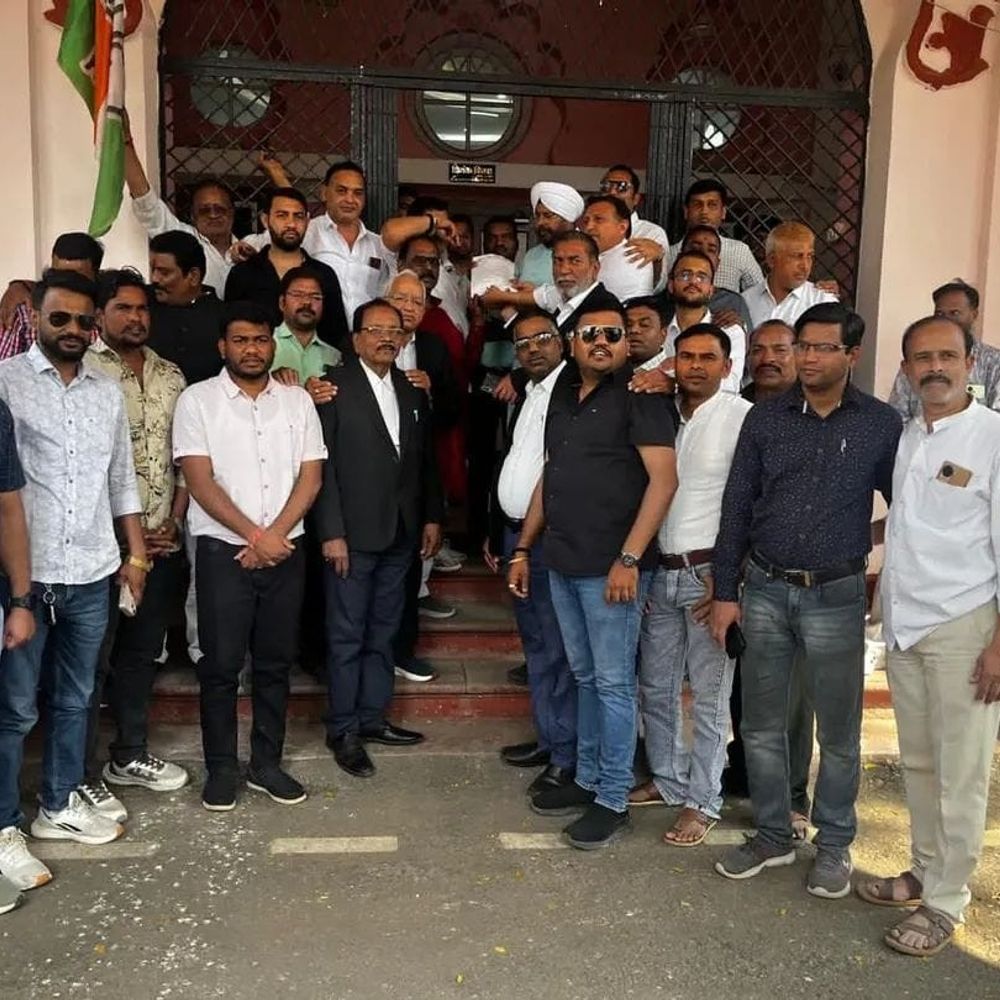 धार में कांग्रेस का किसानों के मुद्दों पर प्रदर्शन:विदेशी दुग्ध आयात और MSP पर वादाखिलाफी के विरोध में सौंपा ज्ञापन