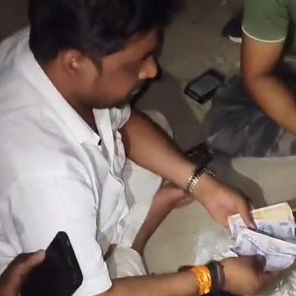 ब्लाक प्रमुख प्रतिनिधि का जुआ खेलते VIDEO:गड्‌डी फेंटते दिखाई दिए, बगल में रखे थे नोट, बीजेपी नेता बोले- मामला पुराना है