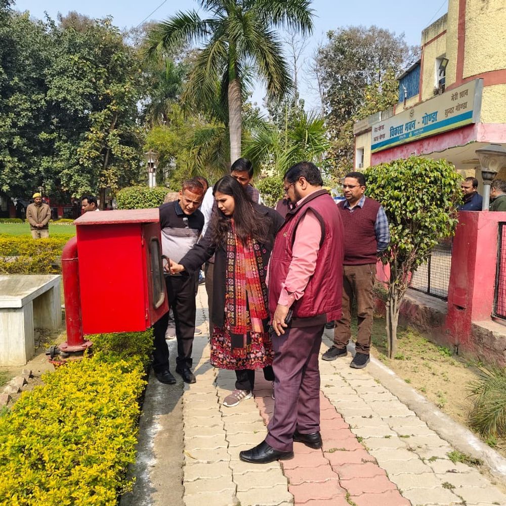 विकास भवन में लगी ‘कृत्रिम आग’:अधिकारियों-कर्मचारियों ने सीखा बचाव का तरीका; अलार्म सिस्टम, एक्सटिंग्विशर और रेस्क्यू प्रक्रिया की जांच