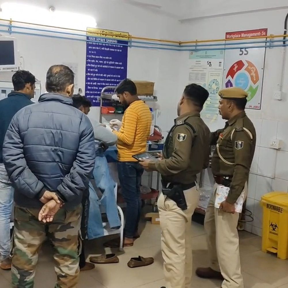 जमुई में कुत्ते को बचाने में 2 बाइक सवार घायल:मोकामा से आने के दौरान हादसा, युवकों का सदर अस्पताल में इलाज जारी