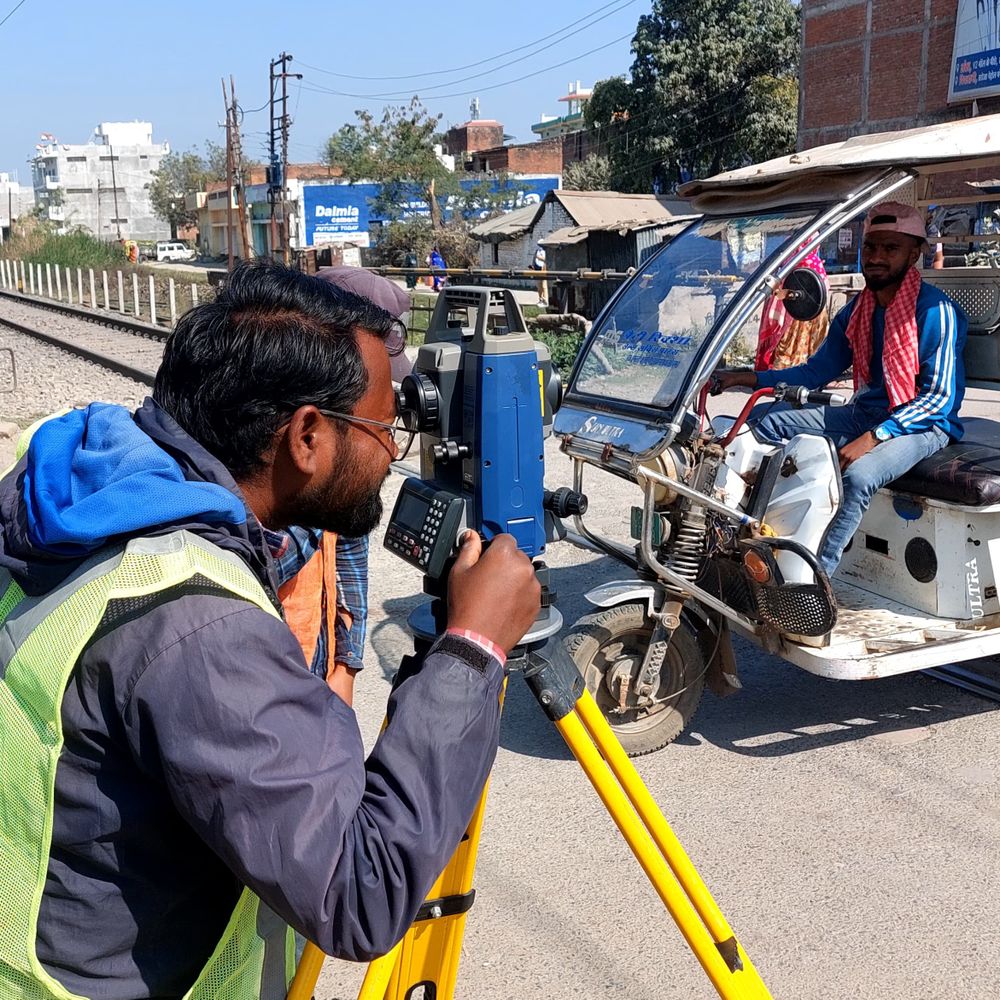 रॉबर्ट्सगंज क्रॉसिंग पर रेलवे ओवरब्रिज का सर्वे शुरू:52 करोड़ की लागत से होगा निर्माण, लंबे समय से थी मांग
