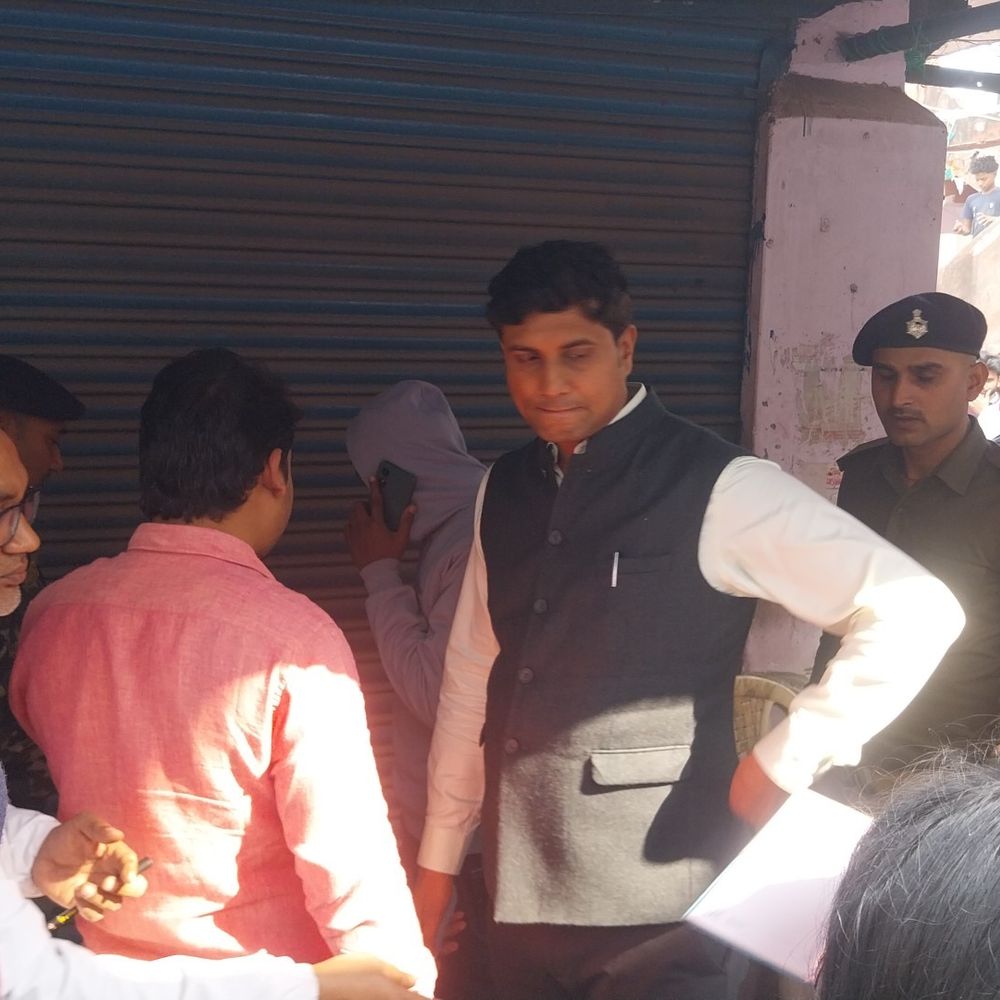 अररिया में अवैध निजी अस्पतालों पर कार्रवाई:बापू मार्केट-खलीलाबाद में छापेमारी, 6 संस्थान सील, मरीज सदर अस्पताल शिफ्ट, संचालक फरार