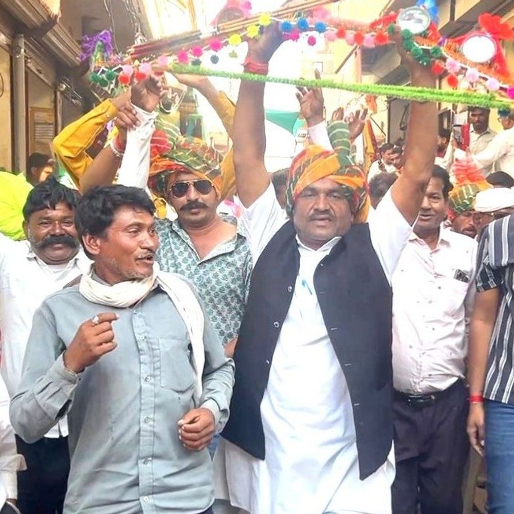 झाबुआ के रानापुर, झकनावदा, खवासा में भगोरिया मेला:ढोल-मांदल की थाप पर थिरके ग्रामीण, कांग्रेस-बीजेपी नेताओं ने निकाली गैर