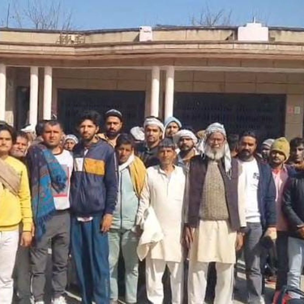 कब्रिस्तान भूमि विवाद पर कार्रवाई की मांग:बागपत में प्रधान पति संग मुस्लिम समुदाय ने की शिकायत, जांच का आश्वासन