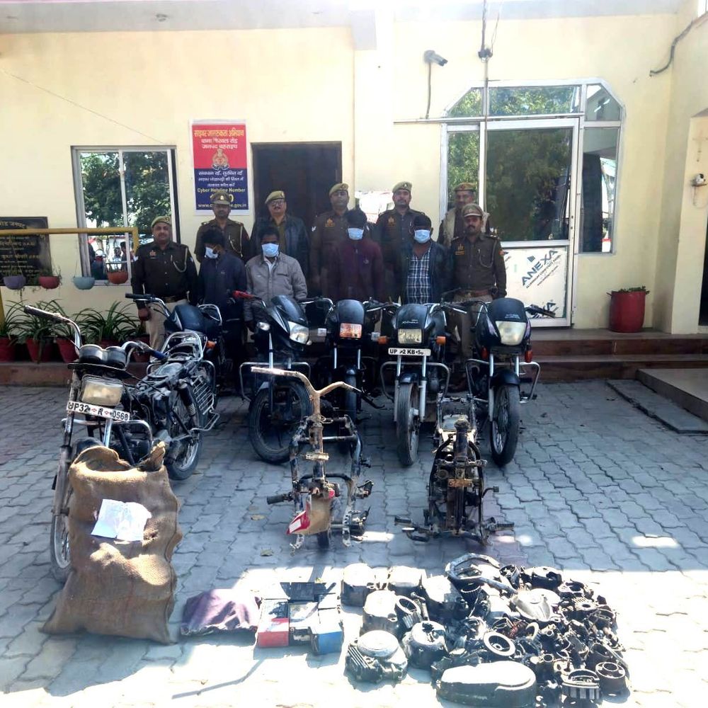 वाहन चोर गिरोह के चार बदमाश गिरफ्तार:पांच चोरी की बाइकें और कलपुर्जे बरामद, कोर्ट में पेश कर जेल भेजा गया