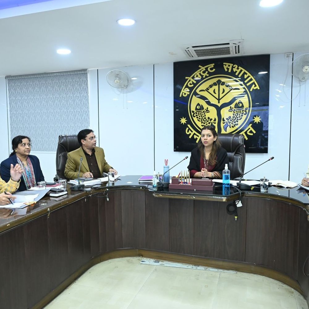 जिलाधिकारी ने राजस्व वसूली की समीक्षा की:बागपत में मुख्यमंत्री डैशबोर्ड प्रगति पर दिए निर्देश