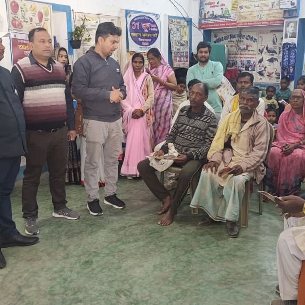 कोचस पीएचसी में फाइलेरिया उन्मूलन कार्यक्रम शुरू:लोगों को दवा का सेवन कराया गया, 27 फरवरी तक चलेगा अभियान