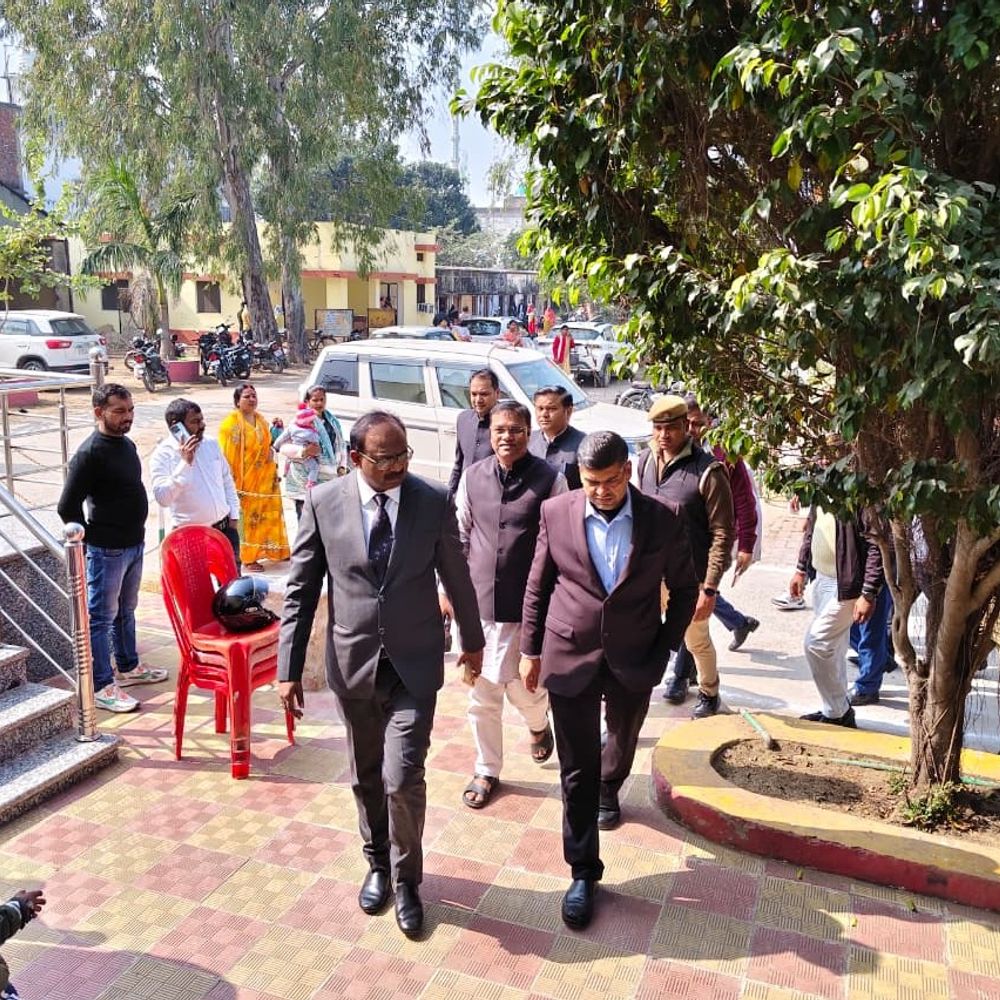 कमिश्नर ने SIR प्रक्रिया का निरीक्षण किया:अधिकारियों को पारदर्शिता और समय के काम करने के निर्देश