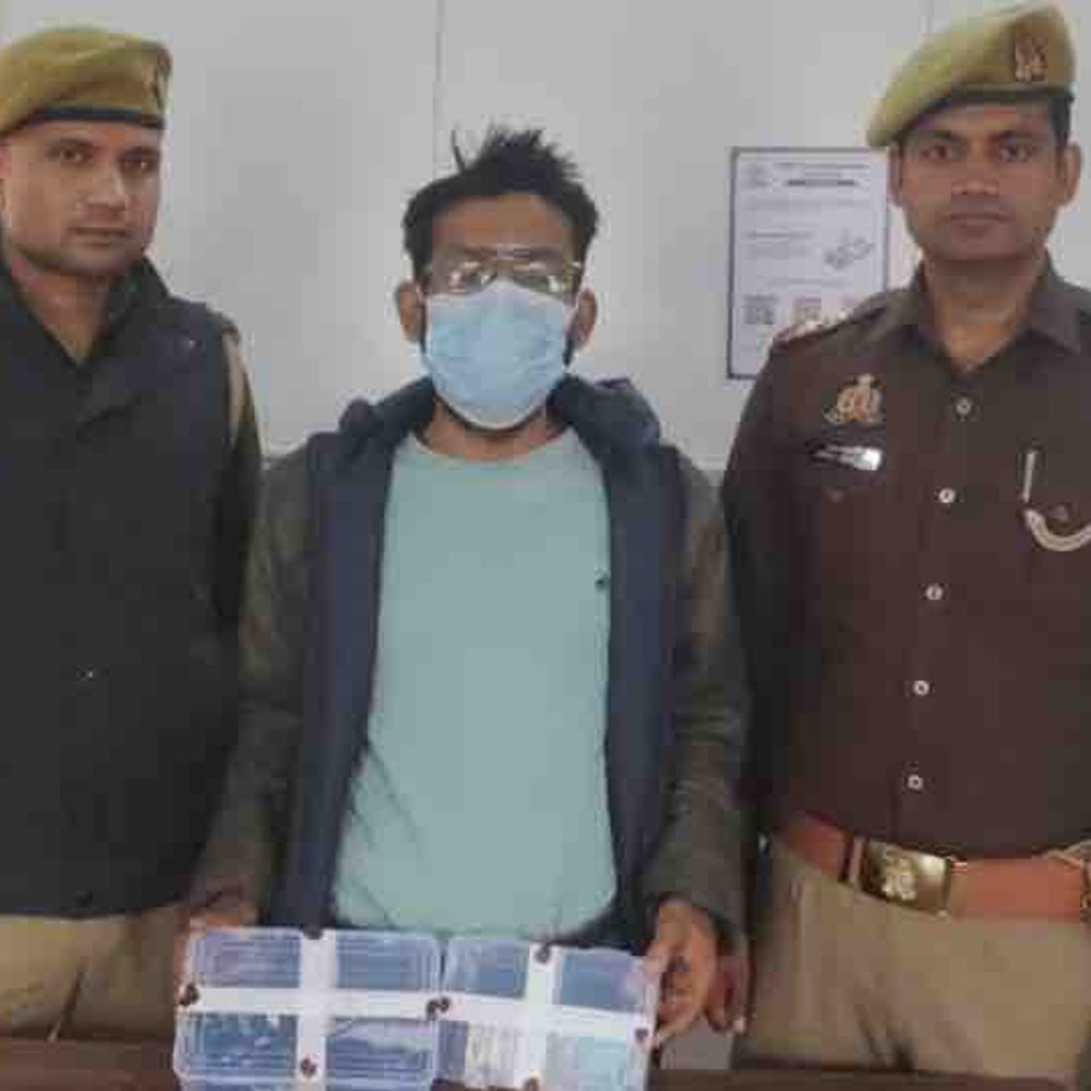 धर्मकांटे में वजन चोरी, कर्मचारी गिरफ्तार:वेव सिटी पुलिस ने इलेक्ट्रॉनिक उपकरण से लाखों की धोखाधड़ी करने वाले को पकड़ा