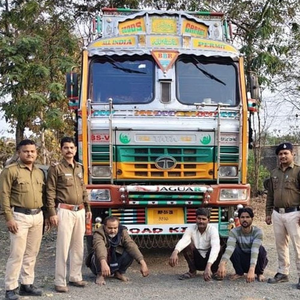 16 चक्का ट्रक से 26 भैंसों का अवैध परिवहन पकड़ा:तीन आरोपी गिरफ्तार, पशु क्रूरता निवारण अधिनियम के तहत मामला दर्ज