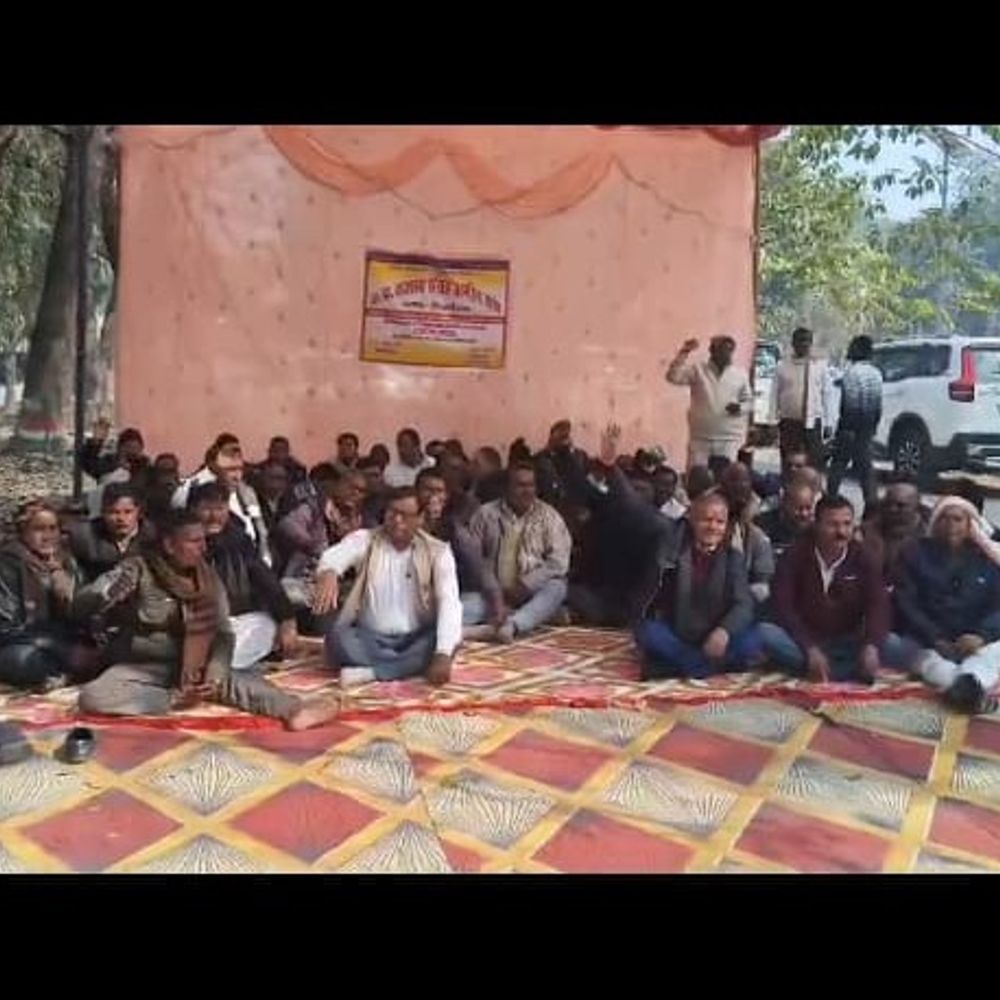 सिद्धार्थनगर में संग्रह अमीन से मारपीट मामले प्रदर्शन:राजस्व कर्मियों ने धरना देकर आरोपियों की गिरफ्तारी की मांग की