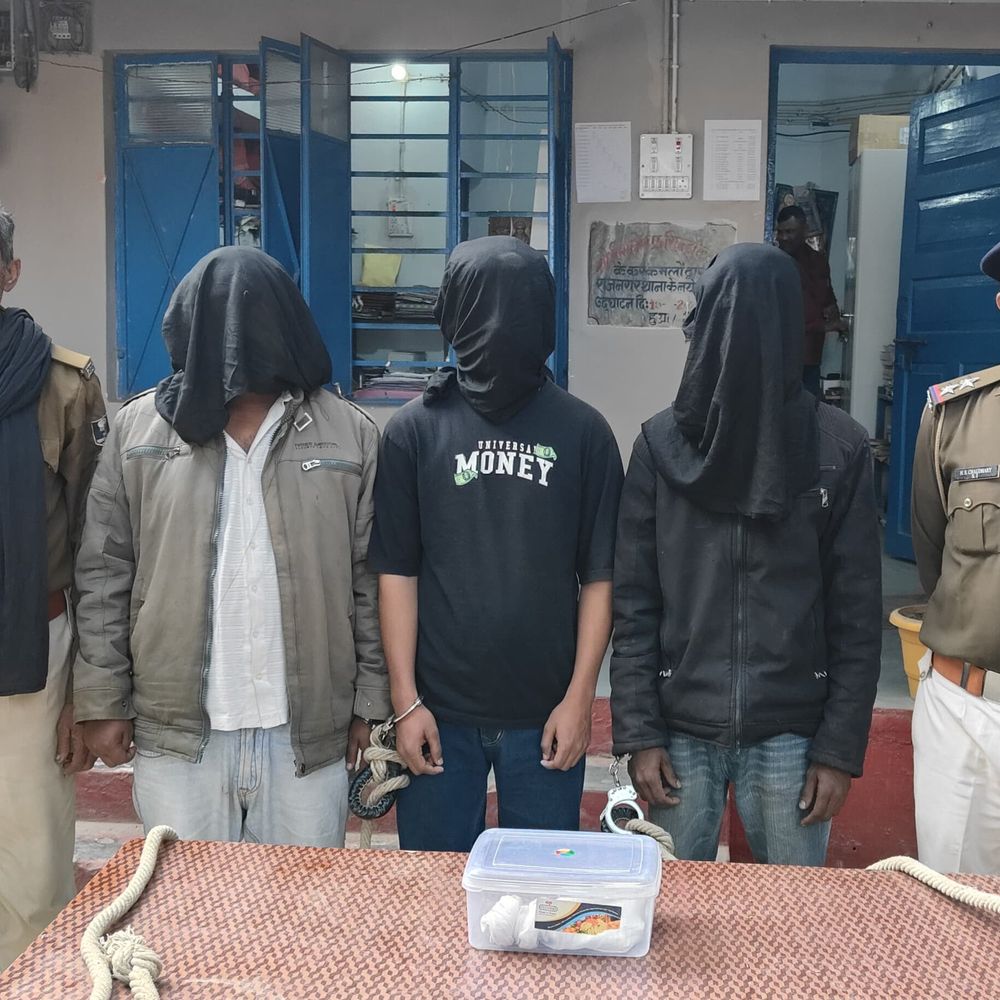 मधुबनी में वाहन चेकिंग के दौरान 3 बदमाश गिरफ्तार:देसी पिस्टल और 3 जिंदा कारतूस बरामद, बाइक से भागने की कोशिश में पकड़े गए