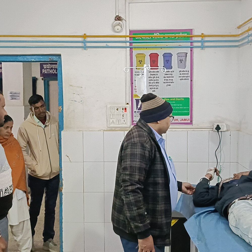 जमुई में तेज रफ्तार कार अनियंत्रित होकर पेड़ से टकराई:चालक को नींद आने से हुआ हादसा, एक घायल; पटना रेफर