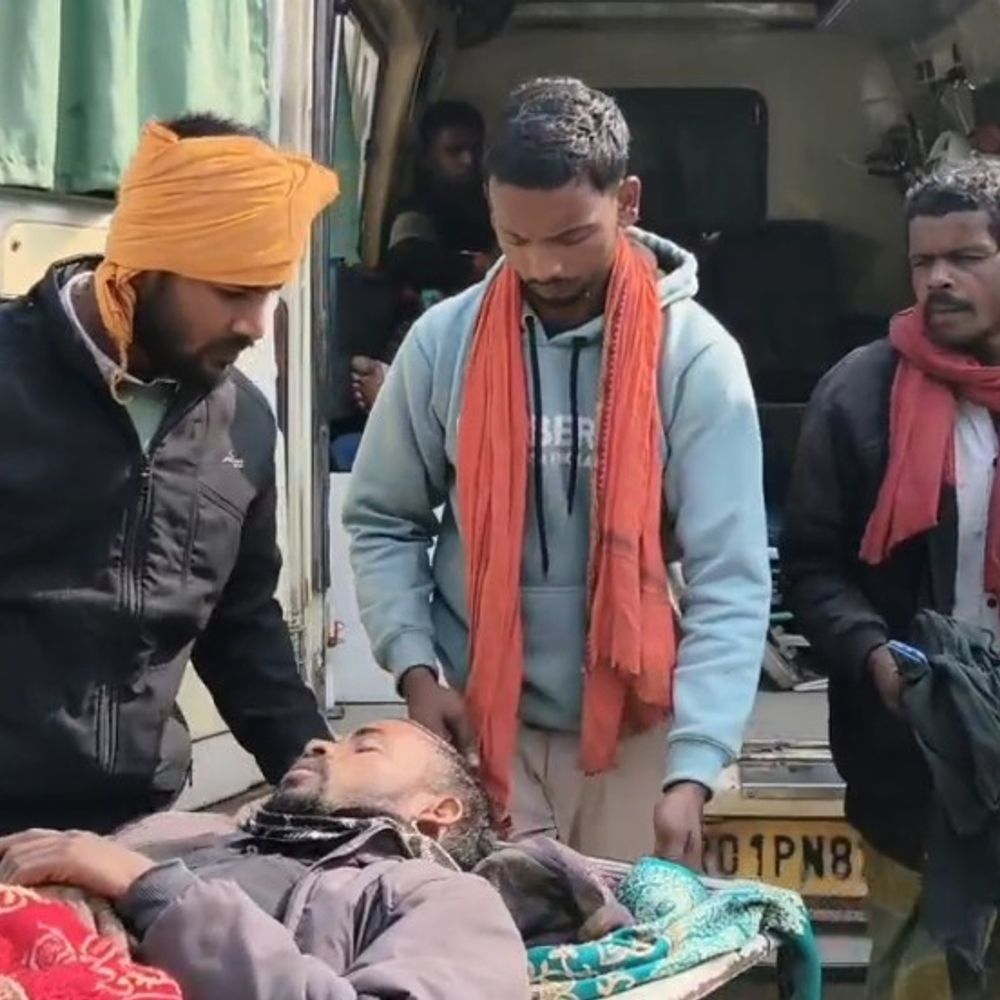 पिकअप ने बाइक सवार तीन मजदूरों को कुचला:सहरसा में ट्रेन पकड़ने जा रहे थे, तीनों गंभीर घायल, चालक फरार