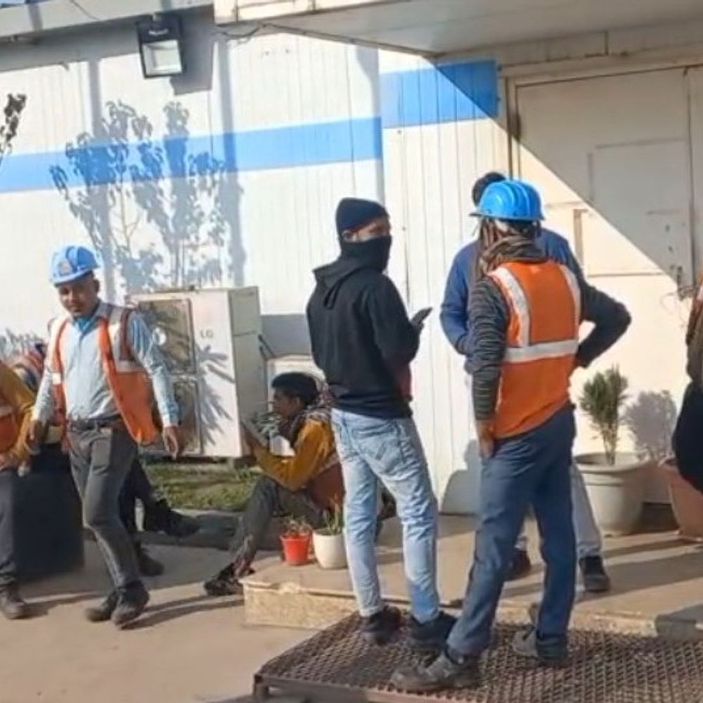 सैकड़ों मजदूरों को 3 माह से नहीं मिली पगार:आक्रोशित मजदूरों ने काम बंद किया, भुगतान न होने से रोजी-रोटी का संकट