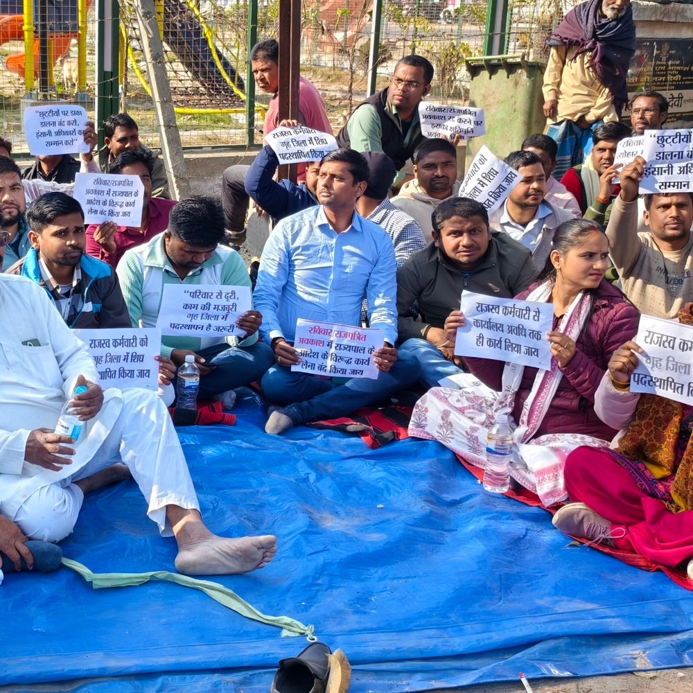 पूर्णिया में राजस्व कर्मचारियों का प्रदर्शन:लंबित मांगों के पूरा न होने से आक्रोशित, 9 फरवरी को पटना में एक दिवसीय धरना देंगे